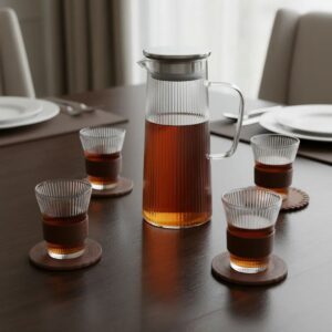 Set de Jarra 1 L con Tapa de Acero + 4 Vasos 200 mL Vidrio Labrado